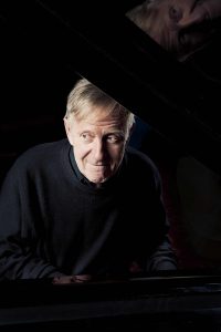 Stephan Sulke kommt in den Bahnhof